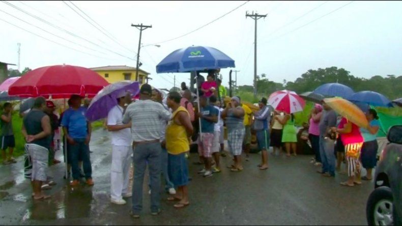 Falta de agua lleva a moradores del Pilón en Colón a cerrar calle