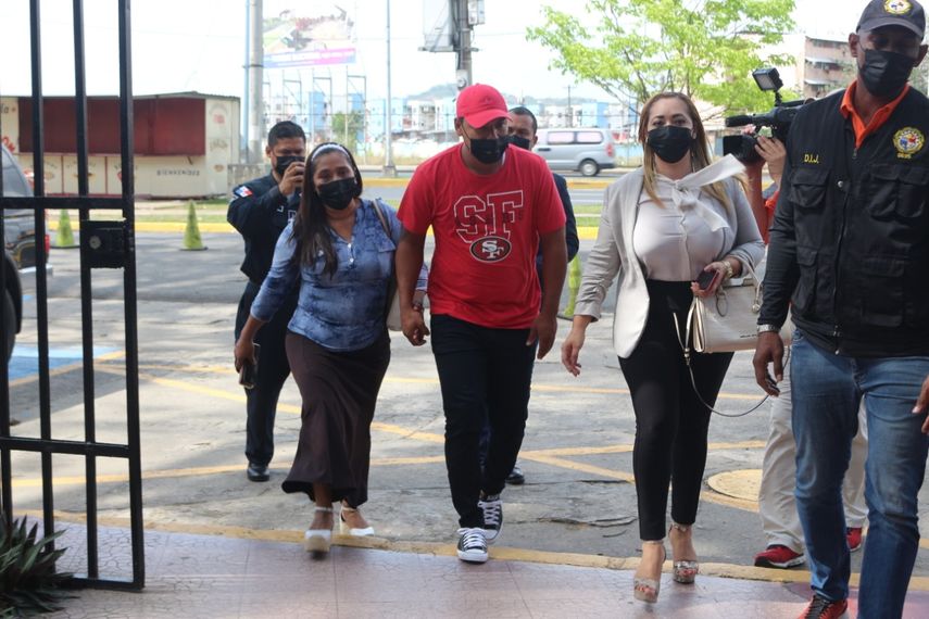 Según el relato de las autoridades