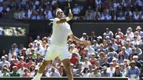Federer supera cómodamente la primera ronda en Wimbledon