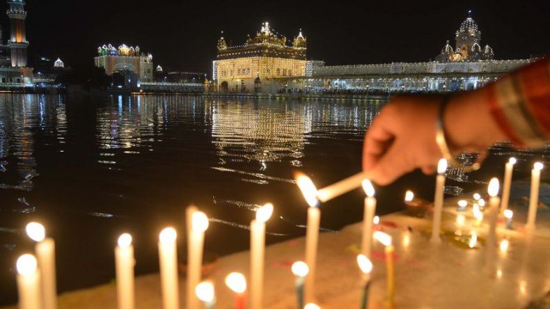 Policía india asalta un santuario buscando a gurú