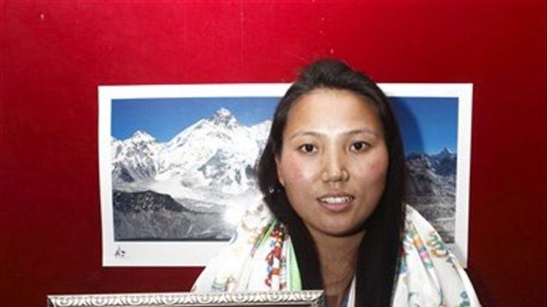 Nepalesa galardonada por subir Everest dos veces