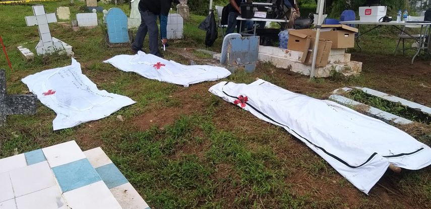 Las exhumaciones por peritos del Ministerio Público se realizaron en el cementerio de Monte Esperanza