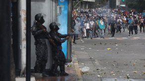 Antimotines se enfrentan con manifestantes opositores en Caracas