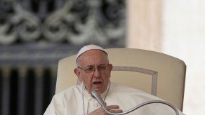 Papa se reúne con padre del niño británico enfermo terminal