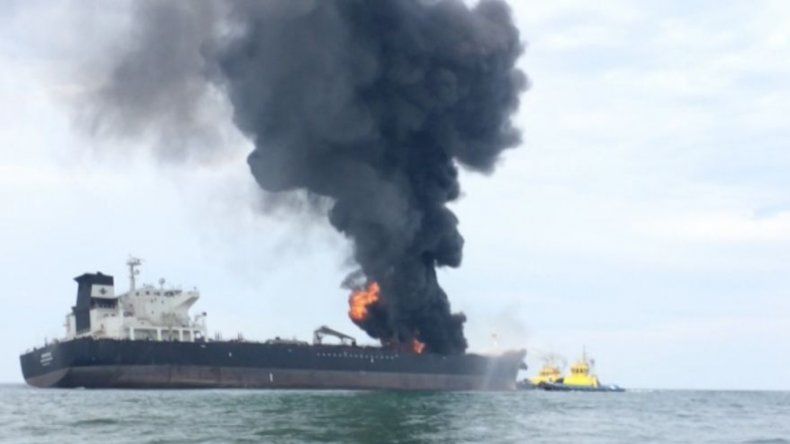 Pemex descarta por ahora fuga de combustible tras explosión en buque cisterna