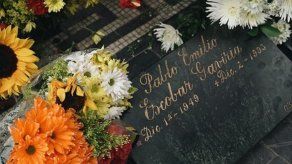 Rapero Wiz Khalifa coloca flores en tumba de Pablo Escobar