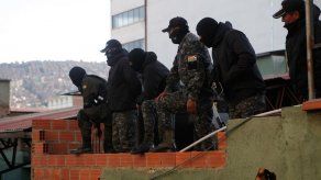 Policías bolivianos amenazan con agravar huelga