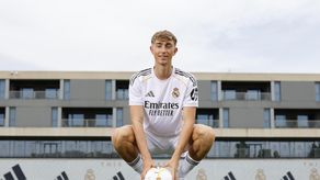 Xabi Alonso da la bienvenida al joven refuerzo del Real Madrid, el joven jugador Dean Huijsen.