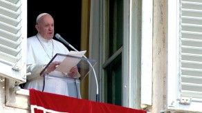 Papa Francisco auxiliado por bomberos tras quedar bloqueado en ascensor Papa Francisco auxiliado por bomberos tras quedar bloqueado en ascensor