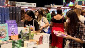 Cientos de personas asisten a la Feria Internacional del Libro de Panamá 2023