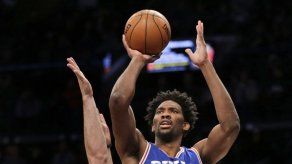 76ers ganan a Nets