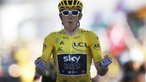 Thomas gana etapa con casaca amarilla y se separa de Froome