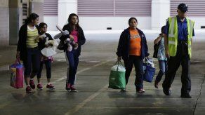 Gobierno EEUU evalúa orden de jueza que pide fin de detención de inmigrantes