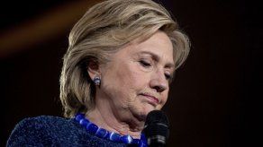 Clinton trata de apaciguar nueva polémica sobre su correo