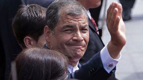 Ecuador: expresidente Correa sigue hospitalizado por neumonía
