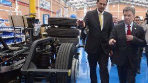 Santos inaugura planta de ensamblaje de buses Daimler en Colombia