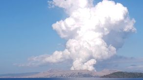 El magma entró en contacto con el agua en el cráter principal del volcán Taal, en la provincia de Batangas, provocando una explosión a la que siguieron emisiones más pequeñas y temblores volcánicos, explicó el Instituto de Vulcanología y Sismología de Filipinas.