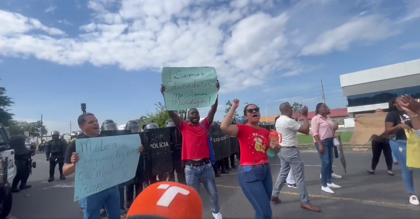 Docentes cierran calles adyacentes al MEDUCA