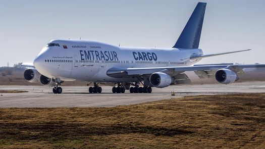 El Departamento de Justicia estadounidense dice que Emtrasur reexportó posteriormente el avión entre Caracas, Teherán y Moscú, también sin la aprobación del gobierno de Estados Unidos.