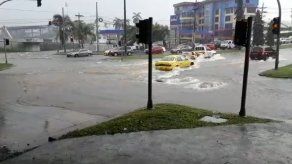 Varias vías de la capital inundadas tras fuertes lluvias