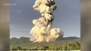 Columna de humo de 2 km de altura por erupción volcánica en Costa Rica