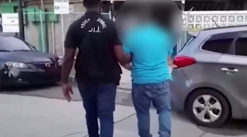 El docente se encuentra en la sala de audiencias del Sistema Penal Acusatorio.