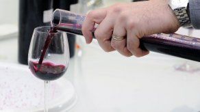 Una pareja deja a sus hijos en el frío por ir a una cata de vino