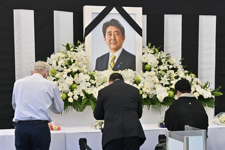 Cuando la familia de Abe celebró un funeral privado