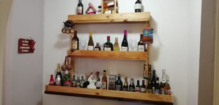 Exhibidor de pared para botellas de licor