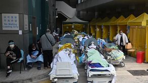 El lunes, el hospital Caritas Medical Centre del distrito Sham Shui Po comenzó a instalar carpas de aislamiento en el exterior, inicialmente con un paciente por carpa.