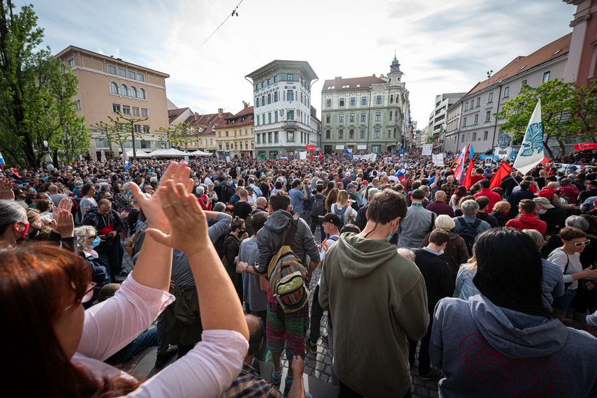 Los manifestantes se oponen también a la obligación de que todos los empleados de la administración estatal a partir del 1 de octubre tengan que mostrar certificados de haberse vacunado al menos una vez o de haber pasado la covid.