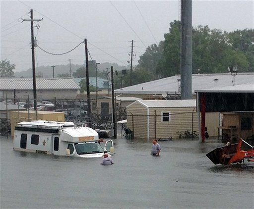 Lluvias anegan casas en Florida; un muerto por el temporal