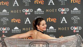 Un chal reivindicativo por la mujeres triunfa en la alfombra roja de los Goya