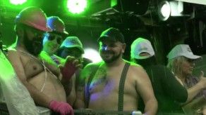 Argentinos desafían a la lluvia para marchar contra la homofobia en Buenos Aires