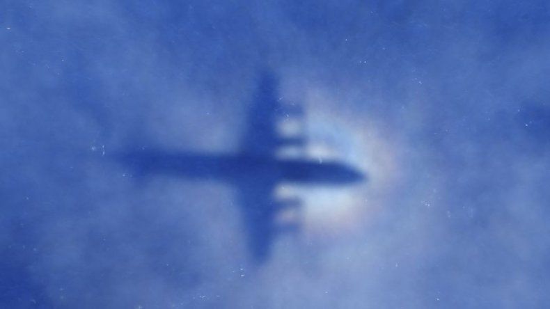 Amplían búsqueda de avión en lecho marino