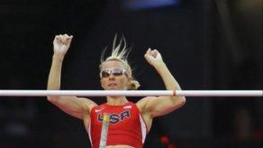 Jennifer Suhr de USA vence en final olímpica de salto con pértiga