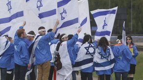 Jóvenes judíos marchan en Auschwitz