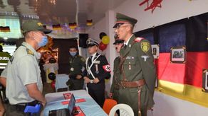 La policía de Colombia removió de su cargo, aunque no de la institución, al director de la escuela Simón Bolívar y pidió excusas.