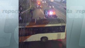 El Metro Bus y la moto colisionaron en la vía José Agustín Arango.