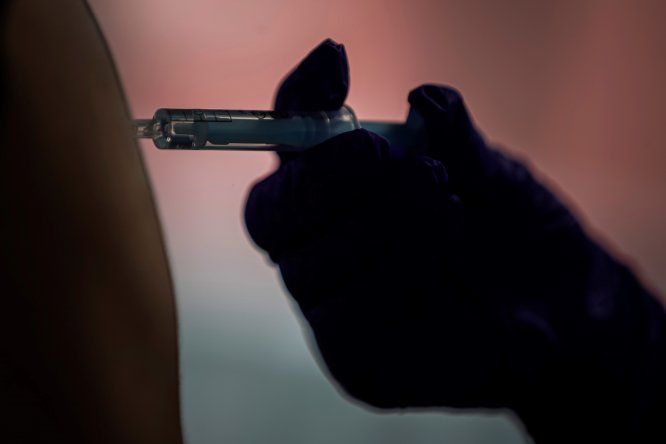 Una enfermera en España aplica una dosis de la vacuna anticovid de AstraZeneca