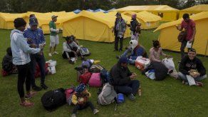 Trasladan entre protestas a casi 300 venezolanos acampados en Bogotá