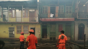 Bomberos hallan un cuerpo calcinado dentro de uno de los cacerones afectados por el incendio en El Chorrillo.