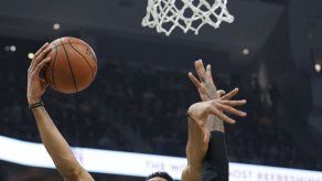 Triple-doble de Antetokounmpo y Bucks destroza al Heat