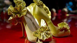 Louboutin defiende demanda por suela roja