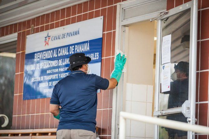 Canal de Panamá mantiene su tránsito protegiendo a su fuerza laboral