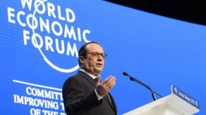 Hollande llama en Davos a invertir masivamente en la economía verde