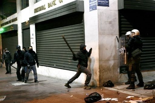 Grecia sigue sumida en crisis con más incidentes violentos