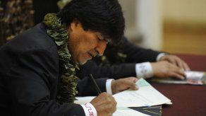 Morales promulga polémica ley que amplía cultivos de coca en Bolivia