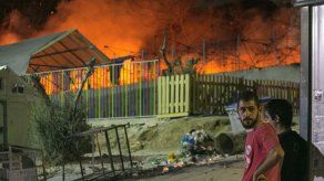Lesbos pide evacuación de refugiados a Grecia tras incendio