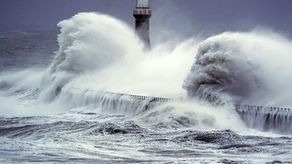 La tormenta provocó cortes de electricidad y un gran oleaje.